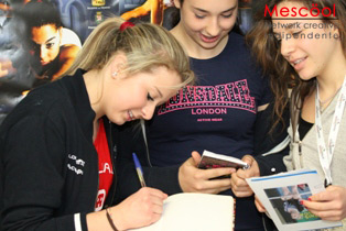 Alessia Scantarburlo firma gli autografi - foto alesandro leorin