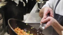 Pulizia profonda della cucina: i segreti per eliminare gli odori persistenti