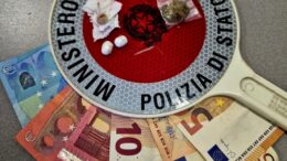 AUTISTA DI AUTOBUS SORPRESO AD ACQUISTATE EROINA VICINO AL CAPOLINEA. CHIEDE AL SUO ABITUALE PUSHER DI CEDERGLI UNA DOSE PROMETTENDO DI PAGARLA NEI PROSSIMI GIORNI.