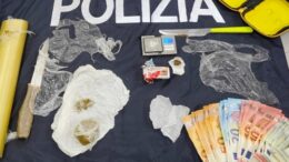 LA POLIZIA DI STATO INDAGA DUE GIOVANISSIMI PER DETENZIONE E SPACCIO DI HASHISH. NELLE LORO CAMERETTE NASCONDEVANO ALL’INSAPUTA DEI GENITORI DROGA, COLTELLI, BILANCINI, MATERIALE DA CONFEZIONAMENTO E DENARO.
