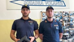 LA POLIZIA DI STATO BLOCCA NOTTETEMPO 19ENNE ARMATO DI PISTOLA AD ARIA COMPRESSA, SEGNALATO IN CENTRO CITTA’.
STESSA SERATA AGENTI VOLANTI BLOCCANO 34ENNE NIGERIANO RICHIEDENTE ASILO ARMATO DI UN COLLO DI BOTTIGLIA,
