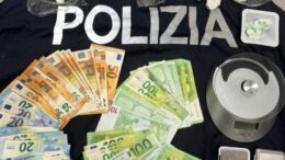 ARRESTATA DALLA POLIZIA UNA COPPIA DI INCENSURATI COINVOLTA IN UN GIRO DI SPACCIO.  DOSI DI COCAINA NASCOSTE SUL SEDILE DELL’AUTO E NEL REGGISENO DI LEI.