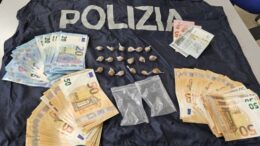 LOTTA ALLO SPACCIO E CONTROLLI SU STRANIERI IRREGOLARI.
PUSHER GIÀ RIMPATRIATO NEL 2021, SOSPETTATO DI PRESUNTA VIOLENZA SESSUALE, ARRESTATO E CONDOTTO IN CARCERE.
CATTURATO 44ENNE DELLO SRI LANKA, CONDANNATO PER MALTRATTAMENTI AI DANNI DELLA MOGLIE.