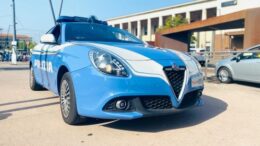 LA POLIZIA DI STATO BLOCCA SU FRECCIAROSSA NAPOLI – VENEZIA, 26ENNE CITTADINO GAMBIANO IRREGOLARE E GRAVATO DA PRECEDENTI PER REATI CONTRO LA PERSONA E IL PATRIMONIO, ARRESTATO PER VIOLENZE CONTRO AGENTI POLIZIA FERROVIARIA
