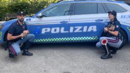 LA POLIZIA DI STATO ARRESTA 20ENNE SENEGALESE IN ESCANDESCENZA A BORDO DI AUTOBUS.
DURANTE IL CONTROLLO AGGREDISCE I DUE AGENTI DELLE VOLANTI INTERVENUTI