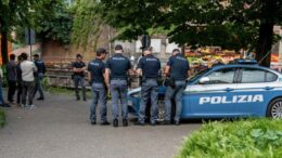 LA POLIZIA DI STATO PROSEGUE NELLE ATTIVITA’ DI PREVENZIONE E REPRESSIONE SUL TERRITORIO. DUE ARRESTI E QUATTRO DENUNCE,  SEQUESTRATI COCAINA, HASHISH E DANARO. DUE SONO MINORENNI, UNO TROVATO CON COLTELLO DI 38 CM