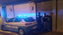 QUESTORE DISPONE CHIUSURA PER 45 GIORNI DI UN PUBBLICO ESERCIZIO IN ZONA GUIZZA PER GRAVI MOTIVI DI ORDINE E SICUREZZA PUBBLICA.
VENERDI’ 11 OTTOBRE DUE POLIZIOTTI ERANO STATI CIRDONDATI ED AGGREDITI DURANTE CONTROLLO AVVENTORI DA CITTADINI STRANIERI
