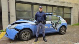 QUESTURA DI PADOVA: NELLA NOTTE SEGNALAZIONE SPACCATA IN ATTO, VOLANTI INSEGUONO IN ZONA STANGA AUTO SOSPETTA CHE SI DA ALLA FUGA E IMPATTA CONTRO AUTO POLIZIA DISTRUGGENDOLA: ILLESI I DUE POLIZIOTTI.