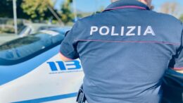 QUESTURA DI PADOVA: POLIZIOTTI AGGREDITI DURANTE CONTROLLO IN UN BAR, DA DUE AVVENTORI, UNO ARMATO DI MANGANELLO TELESCOPICO E DUE COLTELLI. PER BLOCCARLI GLI AGENTI UTILIZZANO IL TASER.