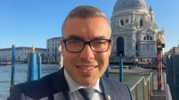 Pavanetto (FdI): “Dalla maxi variazione al bilancio di previsione sbloccate nuove risorse per infrastrutture, cultura, enti locali, turismo e il sociale. Confermata l’attenzione del governo della regione e della maggioranza verso importanti pilastri economici e culturali che genereranno positive ricadute su tutto il territorio ed i cittadini veneti”