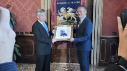 Il presidente del Consiglio regionale del Veneto, Roberto Ciambetti, ha accolto a palazzo Ferro-Fini Li Xi,  Membro Permanente dell’Ufficio Politico del Comitato Centrale del Partito Comunista Cinese e Responsabile della lotta alla corruzione in Cina
