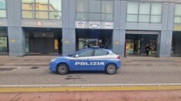 LA POLIZIA DI STATO BLOCCA CITTADINO MOLDAVO CHE AVEVA APPENA ACCOLTELLATO UN TUNISINO. FATTO DI SANGUE SCATURITO DA FUTILI MOTIVI PER UNA SIGARETTA RIFIUTATA