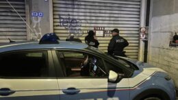 LA POLIZIA DI STATO ARRESTA 22ENNE TUNISINO CHE HA OPPOSTO RESISTENZA ATTIVA PER FUGGIRE AL CONTROLLO DEGLI AGENTI.
FERMATO MENTRE AGGREDIVA UNA RAGAZZA, NASCONDEVA NELL’INTIMO INDOSSATO DOSI DI COCAINA E DI HASHISH PRONTE PER LO SPACCIO