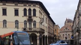 LA POLIZIA DI STATO ARRESTA 34ENNE TUNISINO IRREGOLARE CHE AVEVA APPENA SPACCATO FINESTRINI 4 AUTO IN SOSTA IN VIA GOLDONI E VIA TOMMASEO.