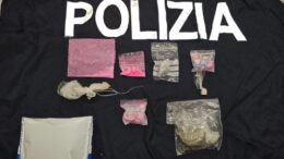 LA POLIZIA DI STATO ARRESTA 6 PERSONE DROGA: UN NIGERIANO CHE SPACCIAVA EROINA IN VIA TOMMASEO, UN ALTRO NIGERIANO COLPITO DA ORDINANZA DI CUSTODIA CAUTELARE IN CARCERE EMESSA DA GIP VENEZIA PER SPACCIO DI DROGA A MESTRE