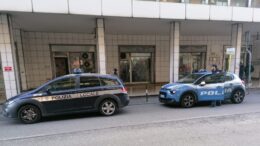POLIZIA DI STATO E  POLIZIA LOCALE IMPEGNATI ATTIVITA’ CONTROLLI ESERCIZI PUBBLICI IN VIA TOMMASEO DISPOSTI DAL QUESTORE.
IN DUE ESERCIZI LICENZE SOSPESE FINO AL RIPRISTINO DELLE CONDIZIONI DI REGOLARITA’