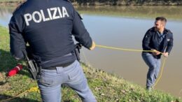 GLI AGENTI DELLE VOLANTI SALVANO LA VITA AD UNA DONNA ESTRAENDOLA DALLE ACQUE DEL FIUME BACCHIGLIONE, GRAZIE ALL’UTILIZZO DELLE “SACCHE DA LANCIO”