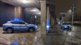 LA POLIZIA DI STATO IN ZONA STAZIONE SCOPRE BISCA CLANDESTINA DURANTE CONTROLLO AD UN CIRCOLO PRIVATO.
6 DENUNCE TRA GIOCO D’AZZARDO E IMMIGRAZIONE E LA TITOLARE DEL LOCALE DENUNCIATA PER AVER PERMESSO O AGEVOLATO IL GIOCO D’AZZARDO