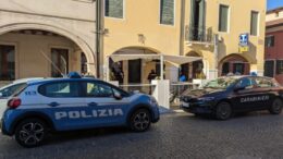 PREMIATI 44 POLIZIOTTI CHE SI SONO DISTINTI IN SERVIZIO E CONSEGNATE 10 MEDAGLIE DI COMMIATO AD ALTRETTANTI AGENTI ANDATI IN QUIESCENZA.
RICONOSCENZA E RINGRAZIAMENTO PER IL SERVIZIO CHE QUOTIDIANAMENTE VIENE SVOLTO A FAVORE DEL PROSSIMO E DELLE COMUNITÀ