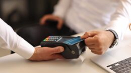 Pos pagobancomat alle migliori condizioni. Rinnovata la partnership con Banca Sella