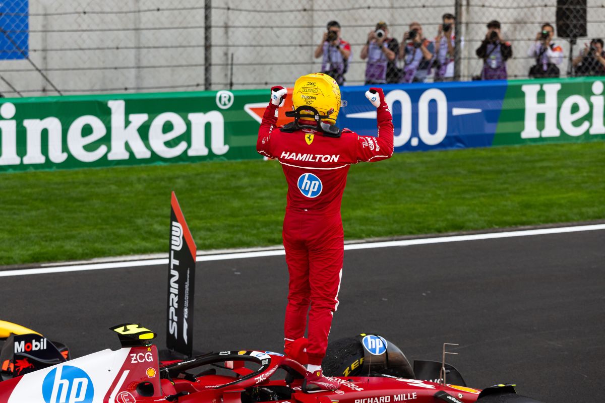 Hamilton vince la Sprint Race a Shanghai, pole a Piastri Hamilton vince la Sprint Race a Shanghai, pole a Piastri