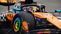Doppietta McLaren a Shanghai, vince Piastri. Squalificati Leclerc e Hamilton
