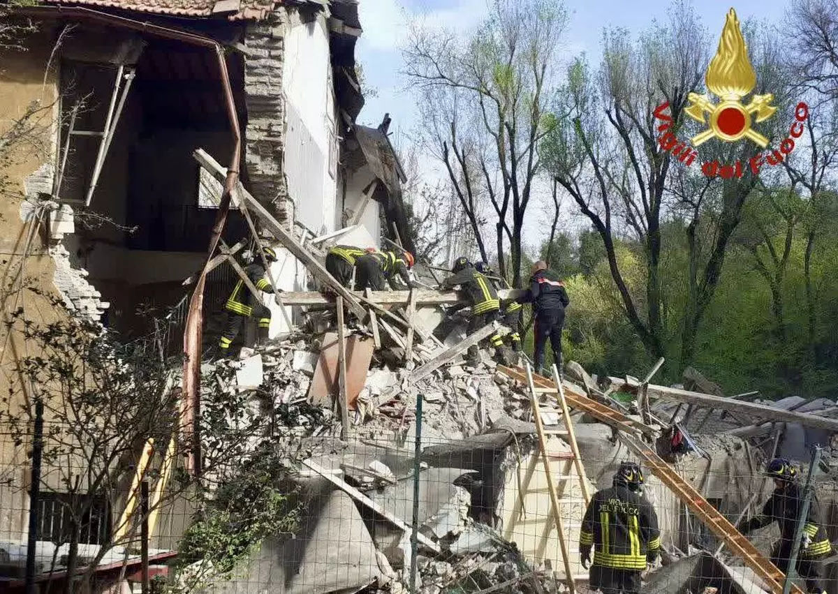 Crolla una palazzina a Monteverde a Roma, tratto in salvo un uomo Crolla una palazzina a Monteverde a Roma, tratto in salvo un uomo