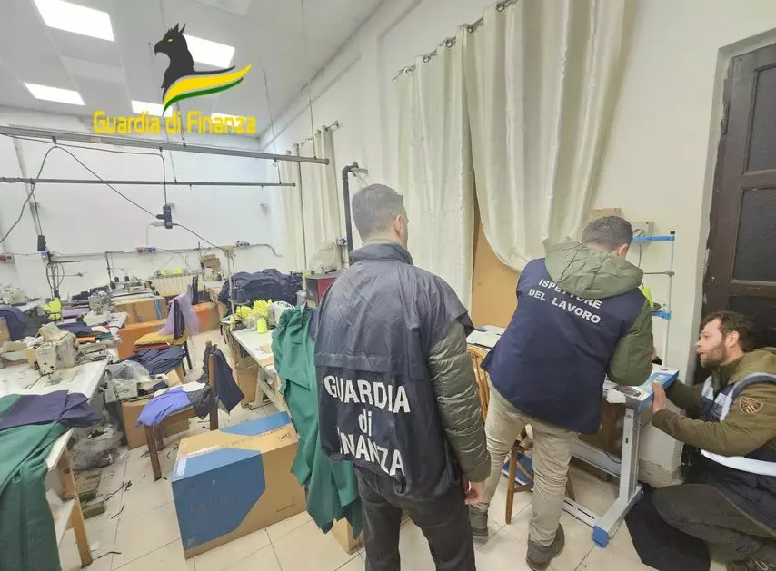 Aziende tessili “apri e chiudi”, chiusa impresa illegale nel Varesotto Aziende tessili “apri e chiudi”, chiusa impresa illegale nel Varesotto