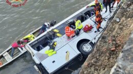 Bus turistico precipita dal ponte in centro a Torino, morto autista