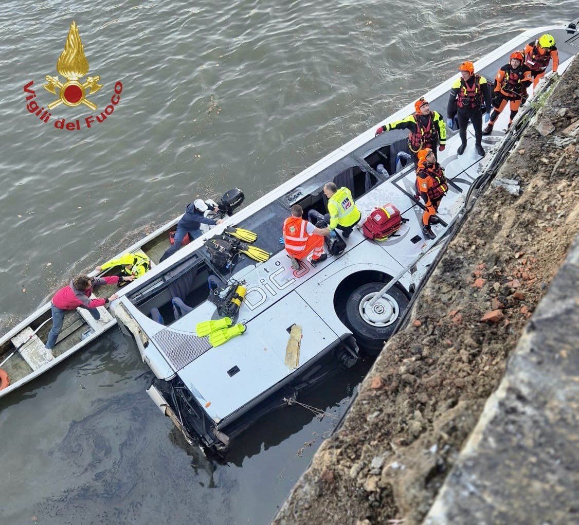 Bus turistico precipita dal ponte in centro a Torino, morto autista Bus turistico precipita dal ponte in centro a Torino, morto autista