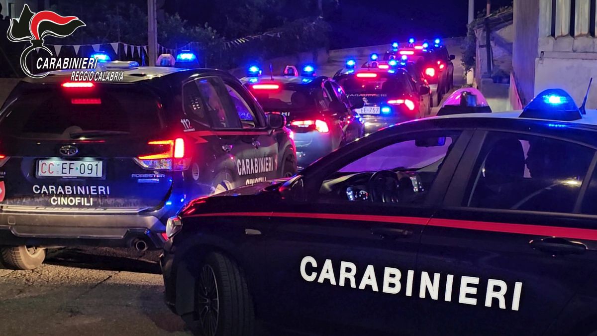 Sgominata a Reggio Calabria una rete di “armieri”, in 9 in manette Sgominata a Reggio Calabria una rete di “armieri”, in 9 in manette