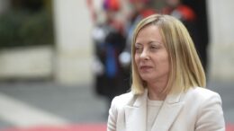 Ucraina, Meloni al vertice di Parigi “Lavorare con gli Usa per la pace”