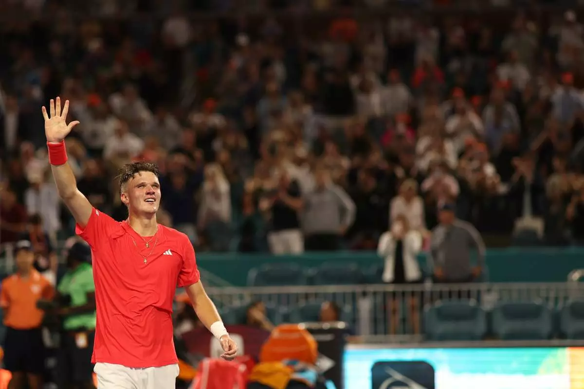 Dopo la pioggia lo tsunami, Mensik piega Djokovic e trionfa a Miami Dopo la pioggia lo tsunami, Mensik piega Djokovic e trionfa a Miami
