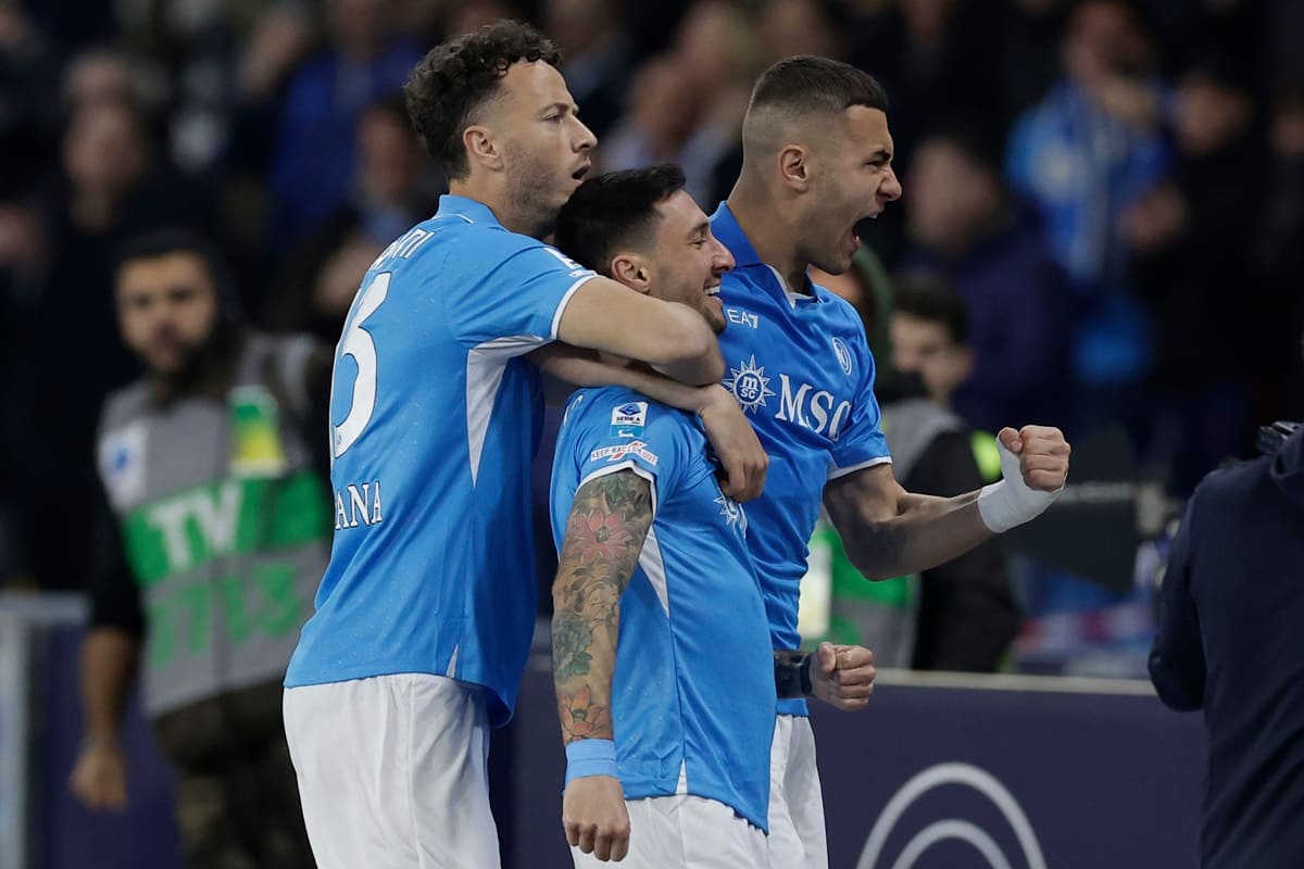 Il Milan si sveglia troppo tardi, il Napoli vince 2-1 al Maradona e risponde all’Inter Il Milan si sveglia troppo tardi, il Napoli vince 2-1 al Maradona e risponde all’Inter