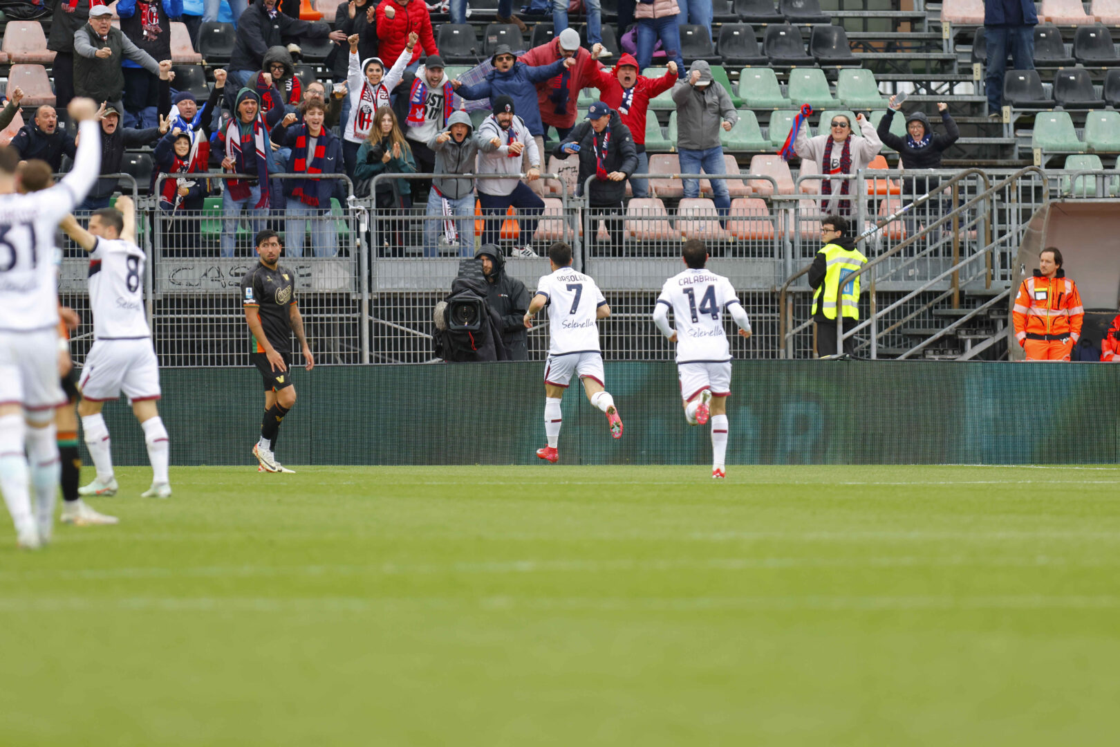 Bologna corsaro a Venezia, decide un gran gol di Orsolini Bologna corsaro a Venezia, decide un gran gol di Orsolini