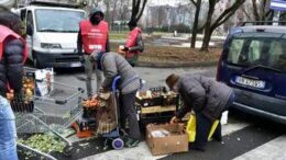 Calano i redditi familiari, 23,1% della popolazione a rischio povertà: i dati Istat