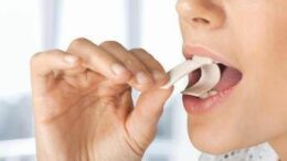 Masticare chewing gum rilascia microplastiche, lo studio