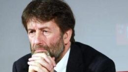 Cognome solo della madre, la proposta di Franceschini divide