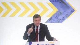 Azione, Calenda chiude il Congresso: “Meloni coraggiosa a venire”
