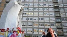 Papa, Vaticano: “Lievi miglioramenti”. Dimissioni da ospedale non imminenti