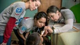 Solidarietà, “In Auction For Smiles”: raccolta fondi per cure bimbi con malformazioni facciali