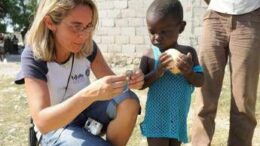 Aids, Mariavittoria Rava: “Dopo i tagli di Trump, ad Haiti abbiamo venduto 2 camion per i farmaci salvavita”