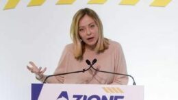 Meloni: “Ue senza difesa come una comunità hippie”