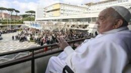 Papa Francesco, l’internista: “A Santa Marta riabilitazione come in ospedale”