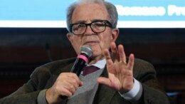 Prodi e la tirata di capelli alla giornalista: “Ho sbagliato, ma non accetto strumentalizzazione”