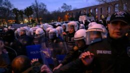 Turchia, 300mila in piazza a Istanbul: scontri tra manifestanti e polizia
