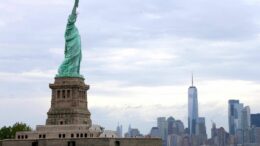 “Trump, restituisci la Statua della Libertà”, la provocazione dalla Francia e la Casa Bianca risponde