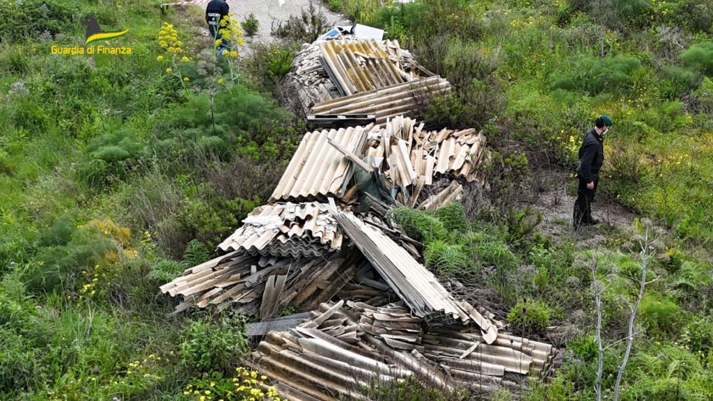 Sequestrata a Crotone una discarica abusiva con 6 tonnellate di amianto Sequestrata a Crotone una discarica abusiva con 6 tonnellate di amianto
