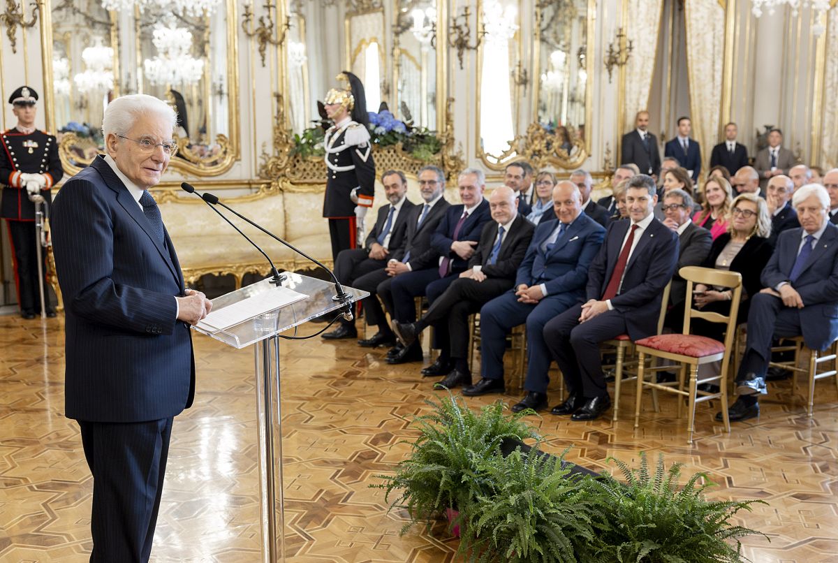 Mattarella “Di fronte a pericoli nuovi polizia dà sicurezza e speranza” Mattarella “Di fronte a pericoli nuovi polizia dà sicurezza e speranza”