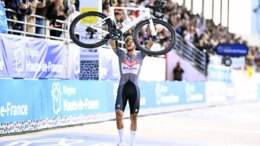 Alla Parigi-Roubaix vince ancora Van der Poel, 2° Pogacar
